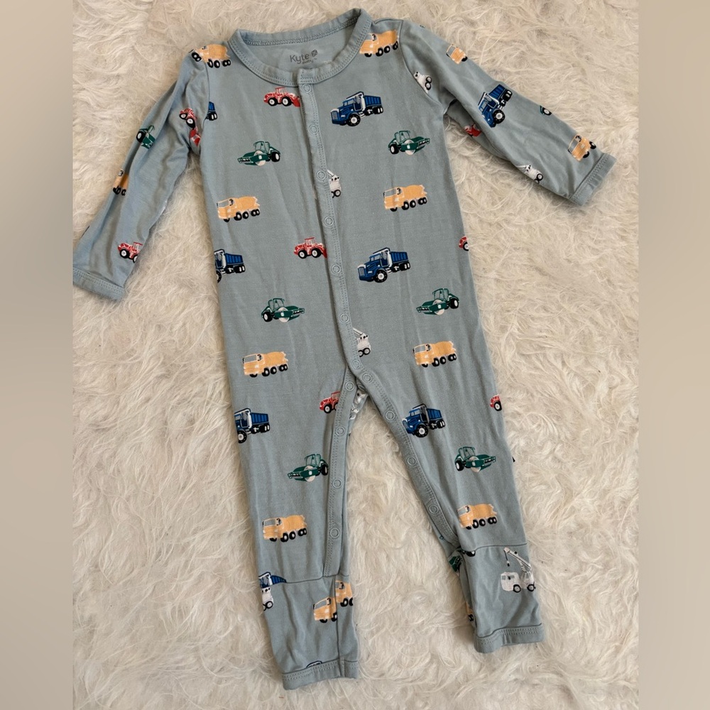 Kyte BABY Light Blue Trucks Print Zipper Footless Romper